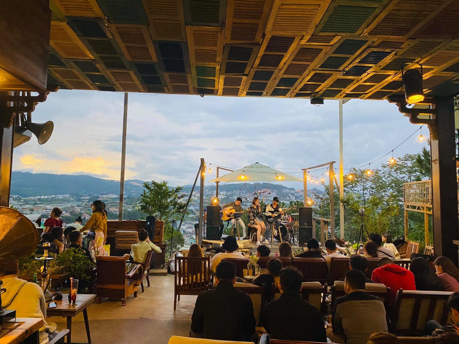 lang thang cafe buổi tối